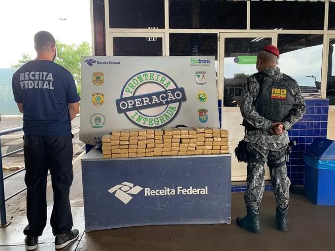 Los paquetes de marihuana encontrados en el interior del furgón paraguayo.