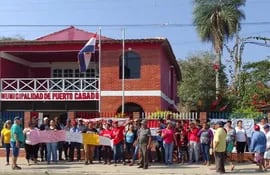 Funcionarios y concejales municipales manifestados frente a la Municipalidad en reclamo del pago de sueldos y dietas.
