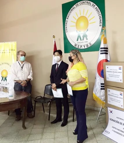 Bibiana Landó, presidenta de Apabeco (der.), junto a Daehwan Kim de KOIKA (centro) y Manuel Fresco del Centro de Prevención de Adicciones.