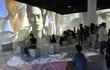Imagen de la sala inmersiva donde se puede observar un montaje audiovisual en torno a Frida Kahlo.