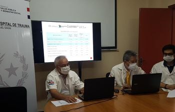 El doctor Agustín Saldívar y el doctor Jesús Marín, del Hospital de Trauma