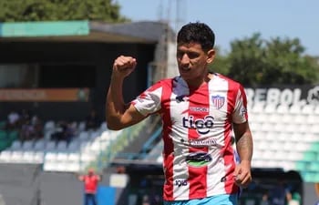 El delantero Nery Castro festeja el segundo gol de Benjamín Aceval, tanto que le permite liderar la tabla de artilleros con 17 anotaciones. (Foto: APF)