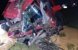 Así quedó uno de los camiones implicados en el accidente en Arroyos y Esteros.