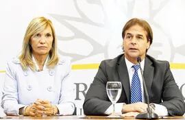 Luis Lacalle Pou (d), presidente electo del Uruguay, junto a la vicepresidenta electa, Beatriz Argimon. Lacalle llega al Ejecutivo habiendo logrado una gran concertación política en su país.