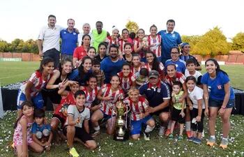 la-fiesta-limpena-en-medio-del-campo-de-juego-junto-al-dt-ruben-subeldia-limpeno-va-a-la-libertadores-2017--220952000000-1527382.jpg