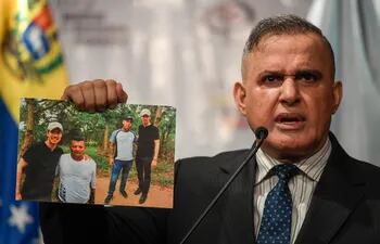 El fiscal general de Venezuela, Tarek Saab, muestra las imágenes de Juan Guaidó con presuntos miembros del grupo criminal colombiano Los Rastrojos.