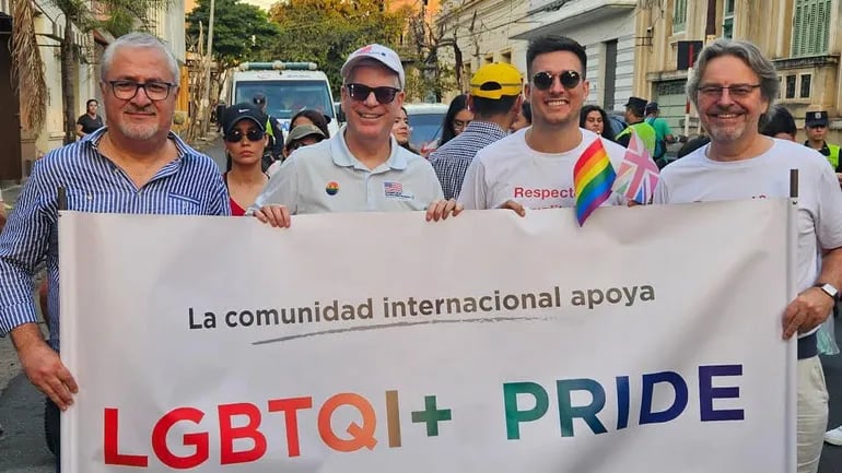 Diplomáticos de Chile, Estados Unidos, Reino Unido y de la Unión Europea participaron hoy de la marcha del orgullo LGBTI en Asunción.