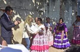 Las galoperas de la Chacarita reciben el reconocimiento de "Tesoro vivo", de manos del Presidente de la República, Santiago Peña, y la primera dama Leticia Ocampos.