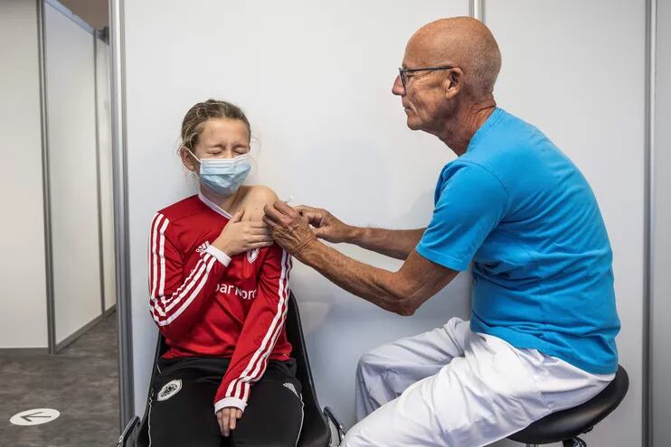 Una niña de  11 años recibe una vacuna contra el Covid en el centro de vacunación de Amager.