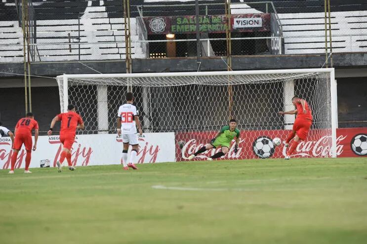 Óscar Cardozo hizo el solitario gol en el triunfo ante Olimpia.