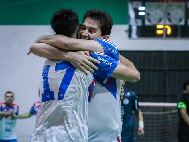 Los jugadores de Cerro Porteño festejan uno de los goles contra Villa Hayes por la primera fecha del torneo Clausura 2023 de la Liga Premium de Futsal FIFA en el Polideportivo Municipal de Benjamín Aceval.