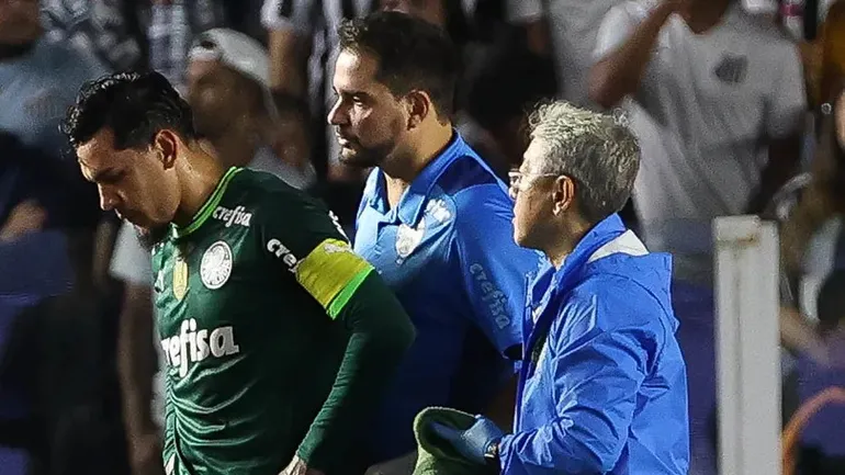El paraguayo Gustavo Gómez (i), futbolista del Palmeiras, después del golpe que recibió en el rostro durante el partido contra el Santos por la Serie A de Brasil.