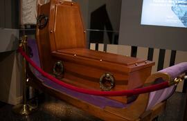 Un ataúd diseñado para sentarse se exhibe en el Museo Funerario en Viena, Austria, el 20 de octubre de 2020. Incluso en medio de una pandemia mortal, los vieneses buscan mirar a la muerte directamente a los ojos.