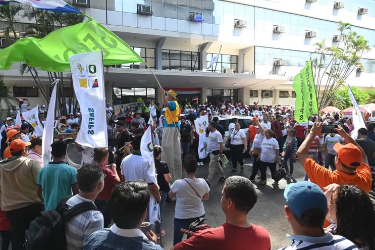 Trabajadores asegurados y jubilados del IPS, realizaron varias protestas en contra de los préstamos aprobados por el seguro social para pagar la deuda que tiene con las empresas farmacéuticas.