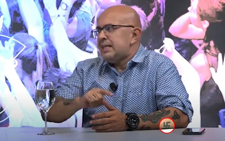 Juan Martínez Miranda, expolicía y psicólogo forense del Poder Judicial. En el antebrazo tiene tatuada una cruz gamada o esvástica nazi.