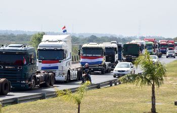 Camioneros se apostaron en la Costanera para presionar por la aprobación del proyecto de Ley de flete