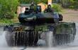 Soldados de las Fuerzas Armadas de Alemania conducen un tanque Leopard 2.  (AFP)