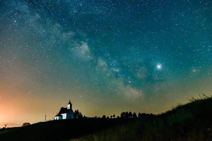 Una noche estrellada en el pueblo eslovaco de Gemersky Jablonec.  (Imagen de archivo, EFE).