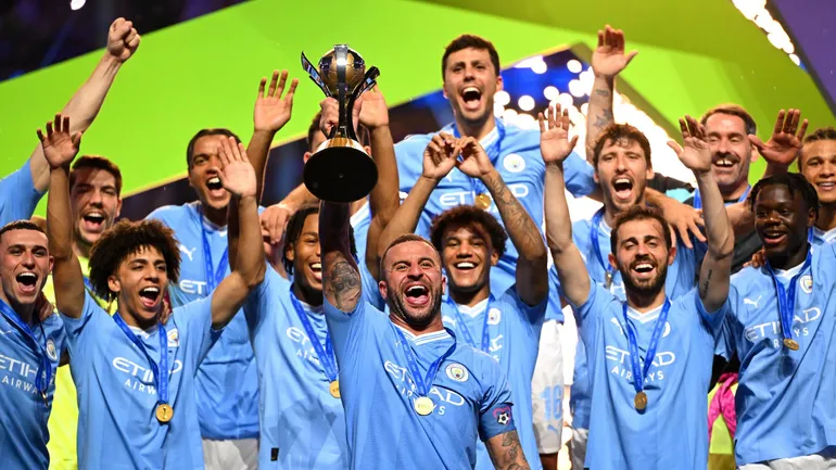 Los futbolistas del Manchester City celebra con el título de campeón la conquista del Mundial de Clubes 2023.