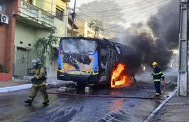 bomberos-voluntarios-intentan-extinguir-la-llamas-que-finalmente-destruyeron-uno-de-los-buses-chatarra-que-todavia-circulaba-por-las-calles-de-asunc-234600000000-1799775.jpg