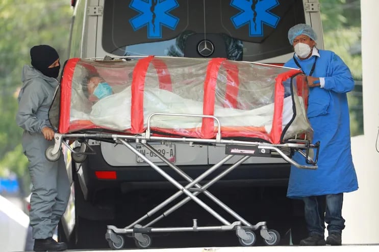 Imagen de referencia. Trabajadores de salud trasladan a una persona contagiada con COVID-19, hoy en la zona de emergencias del Hospital General en la Ciudad de México (México).