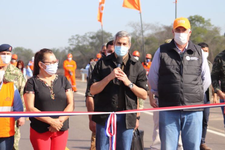 El presidente Mario Abdo Benítez (c) y el ministro de Obras Públicas, Arnoldo Wiens (der.), ayer en la inauguración de un tramo de la ruta Bioceánica, en Carmelo Peralta (Alto Paraguay).