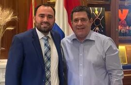 Jorge Bogarín  Alfonso junto al expresidente Horacio Cartes, en una foto alzada en las redes sociales.
