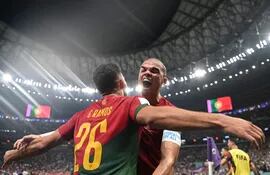 Festejo de Pepe (d) después de anotar el segundo gol de Portugal ante Suiza