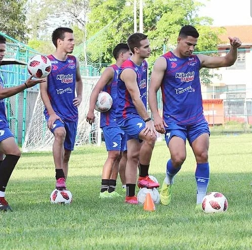 Cristian Riveros (pulgar arriba), Rodrigo Ramírez   y  Marcos Gaona, entre otros de Independiente CG