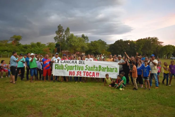 La comunidad de Santa Bárbara de Mbocayaty se manifestó para defender el predio del club.