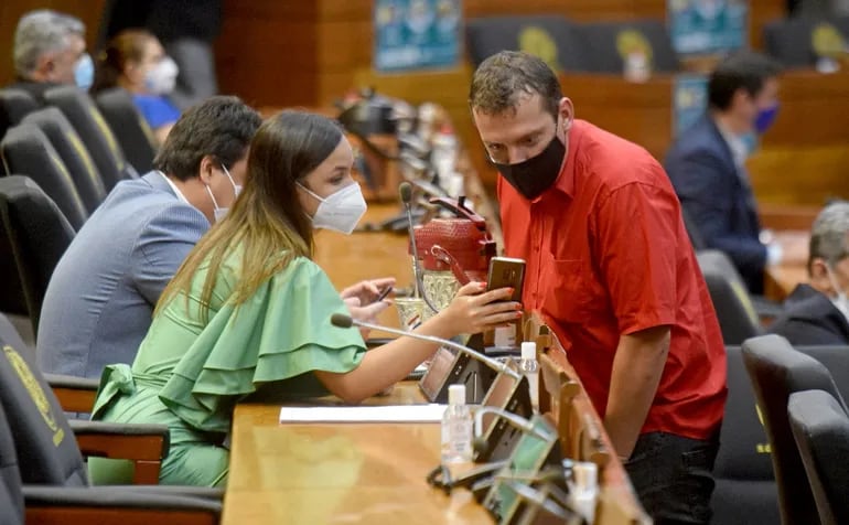 La líder de la bancada abdista Jazmín Narváez muestra su celular al diputado Juan Carlos  “Nano” Galaverna.