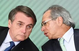 el-presidente-de-brasil-jair-bolsonaro-junto-a-su-ministro-de-economia-paulo-guedes-impulsor-de-la-reforma-de-jubilaciones--190959000000-1842509.jpg
