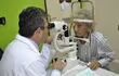el-doctor-miguel-scalamogna-especialista-en-glaucoma-y-cataratas-inspecciona-los-ojos-de-don-alejandro-santacruz-en-la-fundacion-vision--193740000000-1427392.jpg