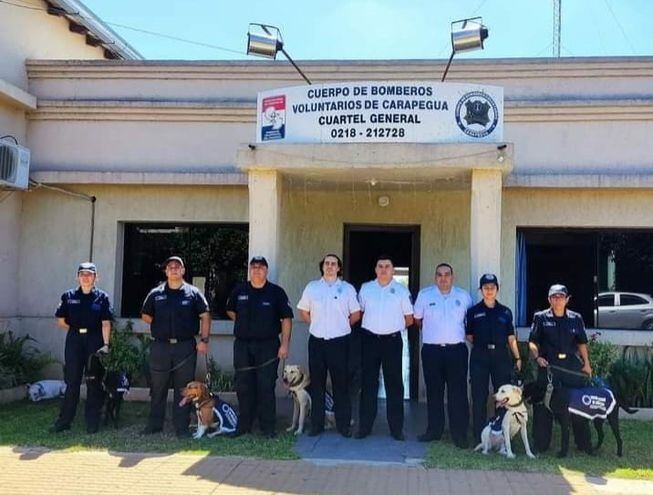 Los guías y adiestradores caninos del Cuerpo de Bomberos Voluntario de Carapeguá