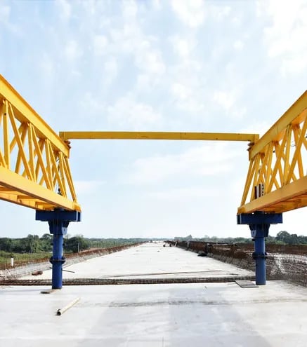 En el futuro viaducto de acceso siguen los avances de colocación de vigas, de 40 toneladas cada una, que se fabrican en el mismo predio del campamento que el consorcio tiene en Chaco’i.