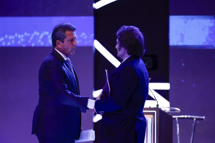 El candidato Sergio Massa (i) saluda al candidato Javier Milei durante el Debate Presidencial 2023, en Santiago del Estero (Argentina).