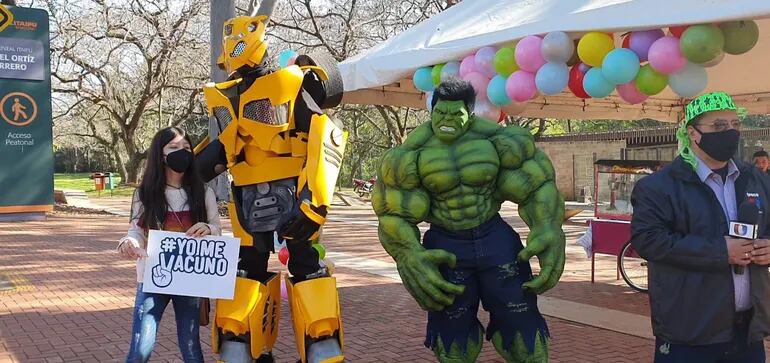 Bumblebee, el explorador "Autobot" y el increíble Hulk acompañaron a los adolescentes durante la jornada de vacunación.