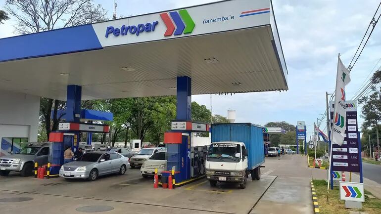 Una fila de vehículos aguarda cargar combustible en las estaciones de servicio de Petropar. La estatal fue sancionada por Conacom.