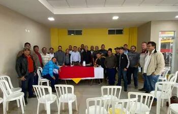 El grupo de lideres de camioneros quienes se reunieron el sábado en Coronel Oviedo.