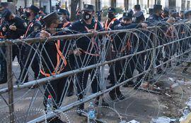 Policías custodian las cercanías del Congreso hoy, 6 de marzo de 2021.