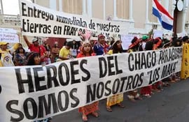 Indígenas maká marchando para reclamar la legalización de 335 hectáreas que el Estado les cedió en 1944 por su ayuda al Ejército paraguayo que peleó la Guerra del Chaco contra Bolivia (1932-1935), en Asunción. (Archivo).