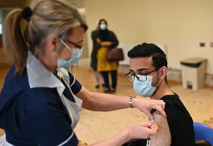Una enfermera administra una dosis de la vacuna de AstraZeneca contra la covid-19 a un paciente en un centro médico en Nottingham, Inglaterra.