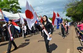 el-desfile-de-las-banderas-paraguaya-y-japonesa-simbolizan-la-hermandad-de-ambas-naciones-visible-en-cada-rincon-de-la-colmena--212042000000-1460104.jpg