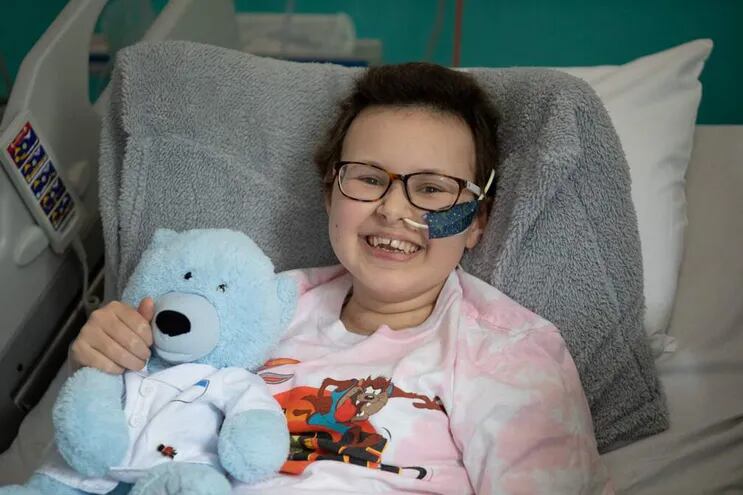 Imagen cedida por el hospital inglés Great Ormond Street Hospital for Children (GOSH) de London, en la que se observa a la niña de 13 años, Alyssa, sonriente luego de conocer los resultados esperanzadores de una terapia que podría ayudarla a curarse de la leucemia linfolbástica que padece.  (AFP)