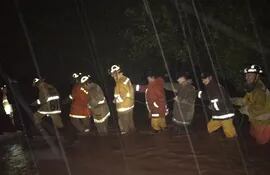 Bomberos de Yaguarón rescataron anoche a varias familias inundadas tras desborde de arroyo