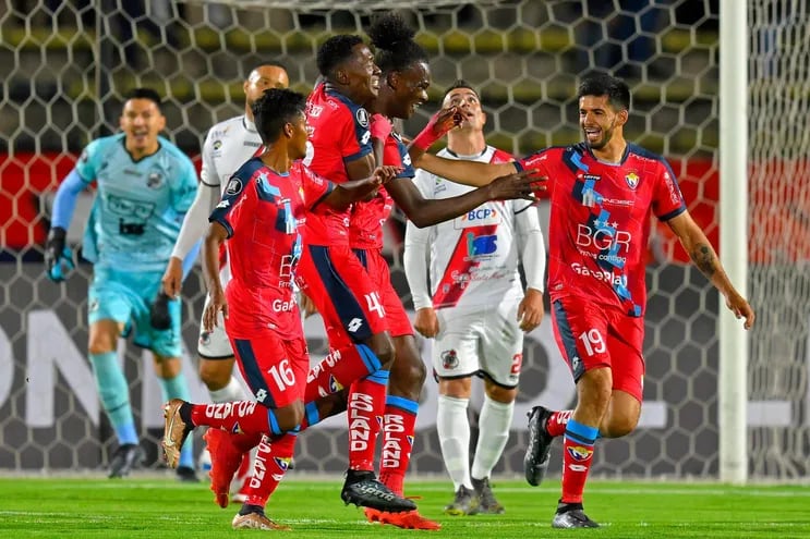Los jugadores de El Nacional festejan uno de los tantos contra Nacional Potosí en la revancha de la Fase 1 de la Copa Libertadores en el Olímpico Atahualpa de Quito.