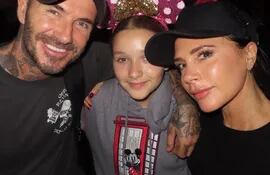 La cumpleañera Harper Seven con sus padres Victoria y David Beckham en Disney.