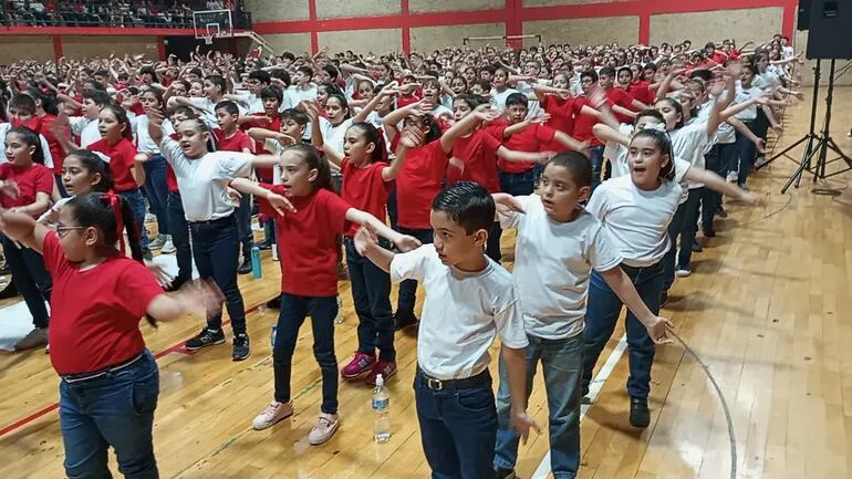 Las 1000 voces de niños y niñas de las escuelas de San Lorenzo cantaron esta noche.