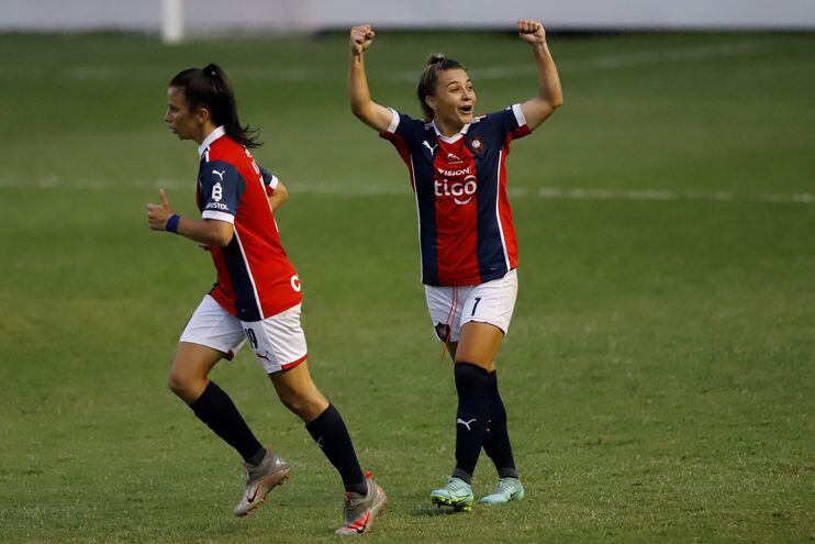 Verónica Kurtz (d) festeja uno de los goles de Cerro Porteño contra el  Yaracuayanos FC por la Copa Libertadores Femenina.