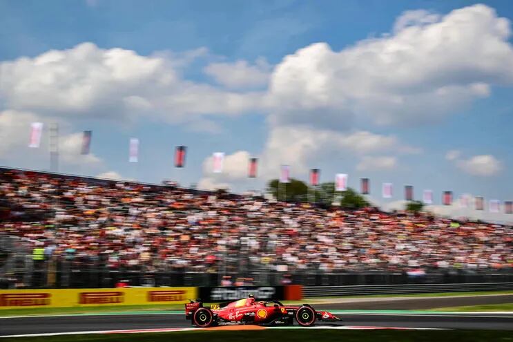 El Ferrari del español Carlos Sainz Jr. durante la sesión de clasificación del Gran Premio de Italia 2023 en el Autódromo Nacional de Monza., en Monza, Italia.